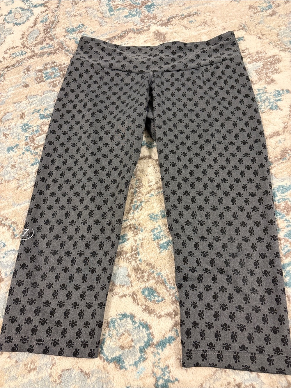 Women’s ' Grey and Black Skull Patterned Capris